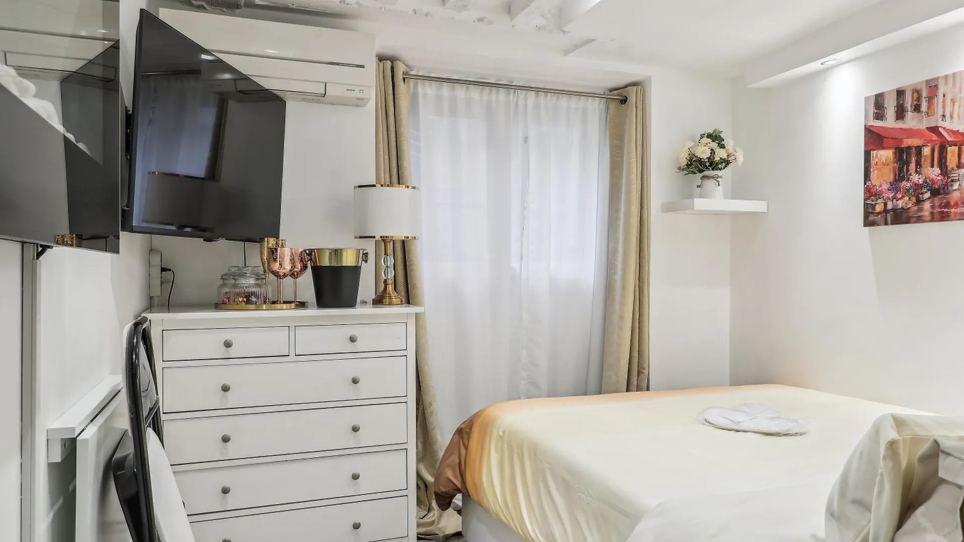 Bel Appartement Pres De Notre Dame De Lorette By Weekome contacts